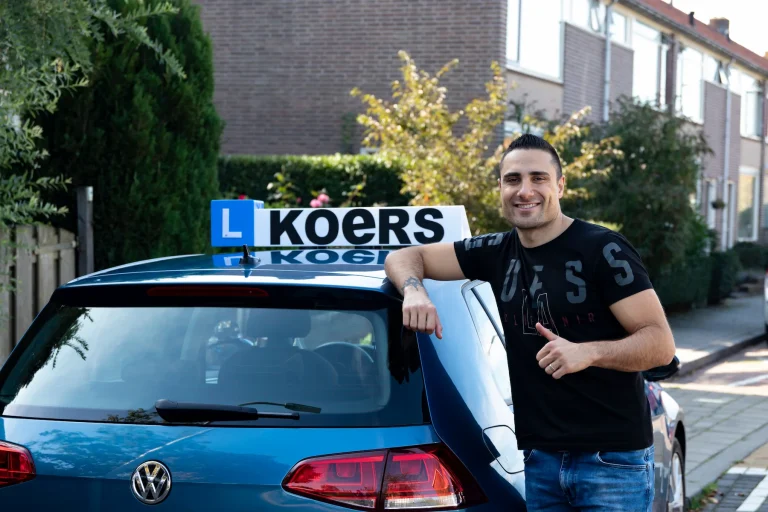 Leerling volgt autorijles in Spijkenisse bij Rijschool Koers