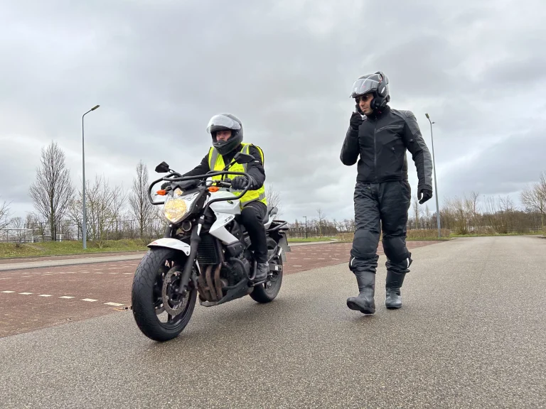 Motorrijder in opleiding tijdens rijles in de regio nabij Rhoon