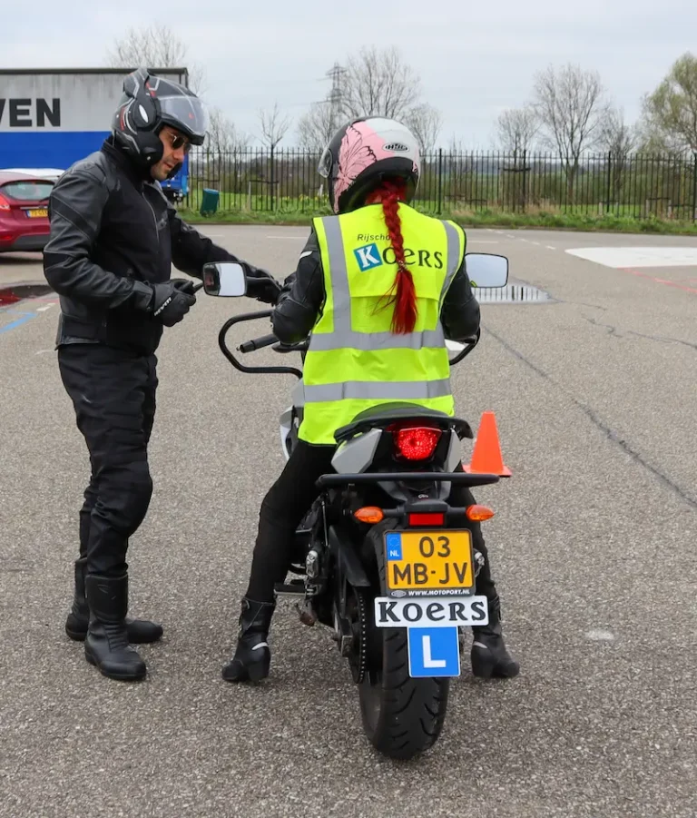 Motorrijder in opleiding tijdens rijles in de regio nabij Rhoon