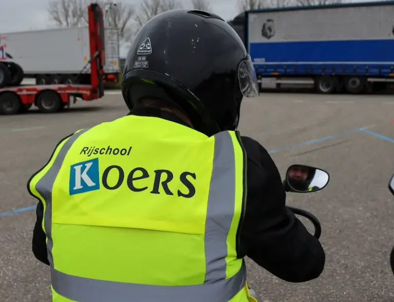Motorrijder in opleiding tijdens rijles in de regio nabij Rhoon